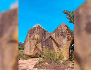 LES ROCHES SACREES DE SHIEN LOW